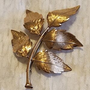 Vintage Gold Tone Leaf Brooch